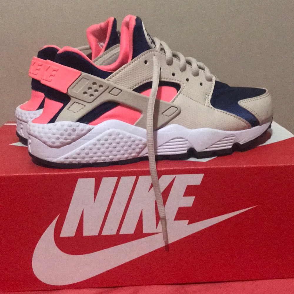 Nike huaraches that have only been worn once
